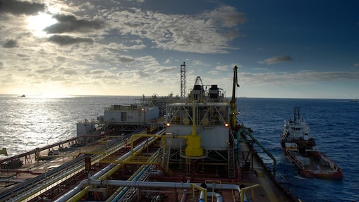 Funcionário Shell trabalha em plataforma offshore