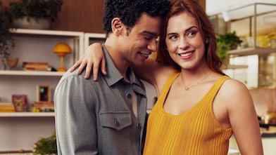 Um casal se abraça sorrindo.