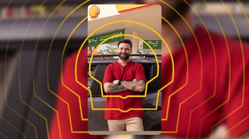 O influenciador Zanq em frente a um posto Shell.