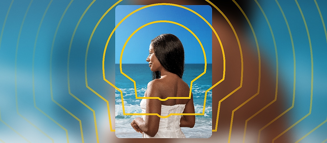 Uma mulher de pele negra olhando para o mar.