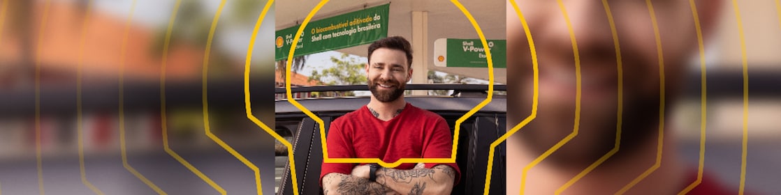 O influenciador Zanq em frente a um posto Shell.