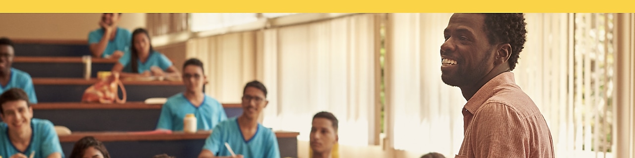 Na foto de cabeçalho vemos o professor André, ganhador do Prêmio Shell de Educação Científica, em sala de aula