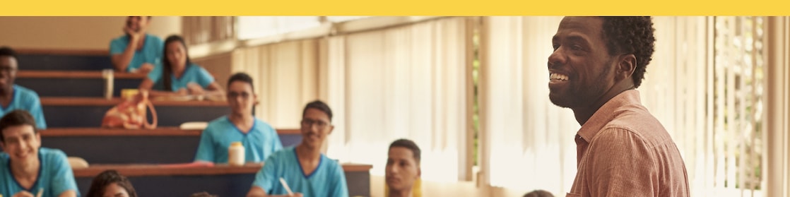 Na foto de cabeçalho vemos o professor André, ganhador do Prêmio Shell de Educação Científica, em sala de aula