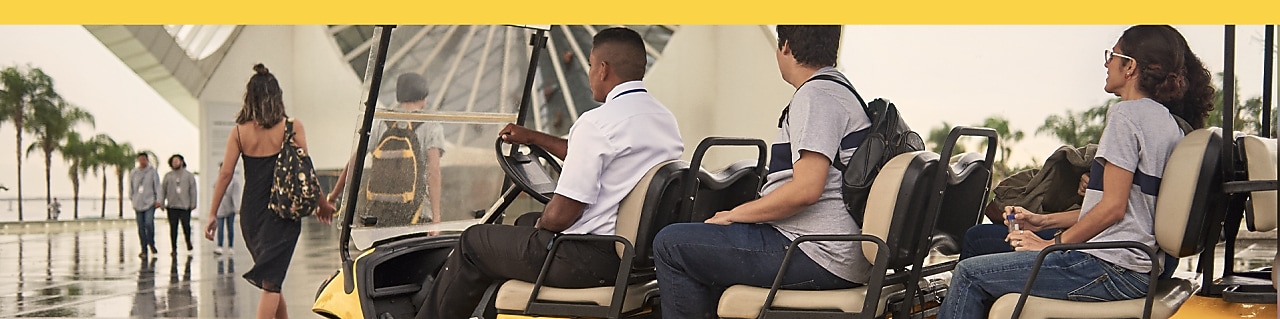 No centro da foto vemos um carrinho elétrico em frente ao Museu do Amanhã, do qual a Shell é mantenedora