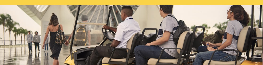 No centro da foto vemos um carrinho elétrico em frente ao Museu do Amanhã, do qual a Shell é mantenedora