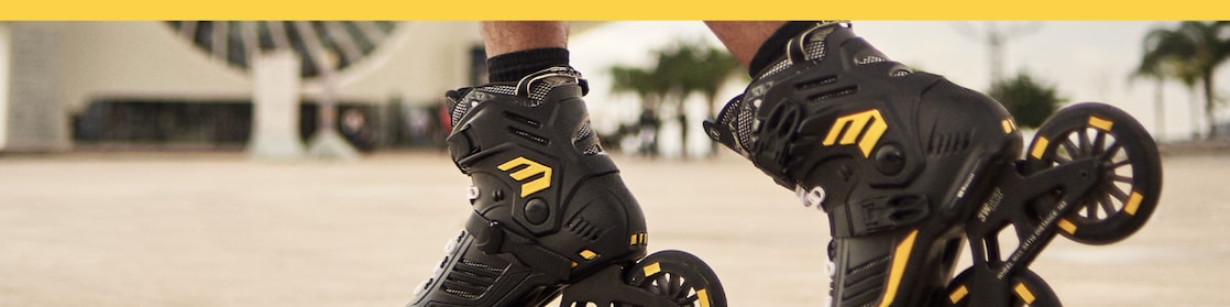 Em primeiro plano na foto de cabeçalho vemos dois patins pretos com detalhes amarelos, e no fundo a fachada do Museu do Amanhã