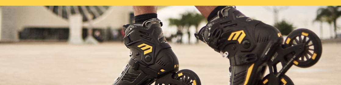 Em primeiro plano na foto de cabeçalho vemos dois patins pretos com detalhes amarelos, e no fundo a fachada do Museu do Amanhã