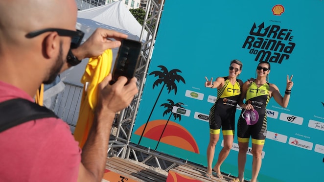 Duas mulheres posam para a foto no pódio do evento Shell Apresenta Rei e Rainha do Mar