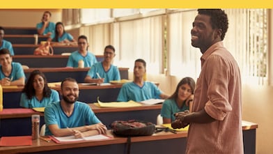 Na foto de cabeçalho vemos o professor André, ganhador do Prêmio Shell de Educação Científica, em sala de aula
