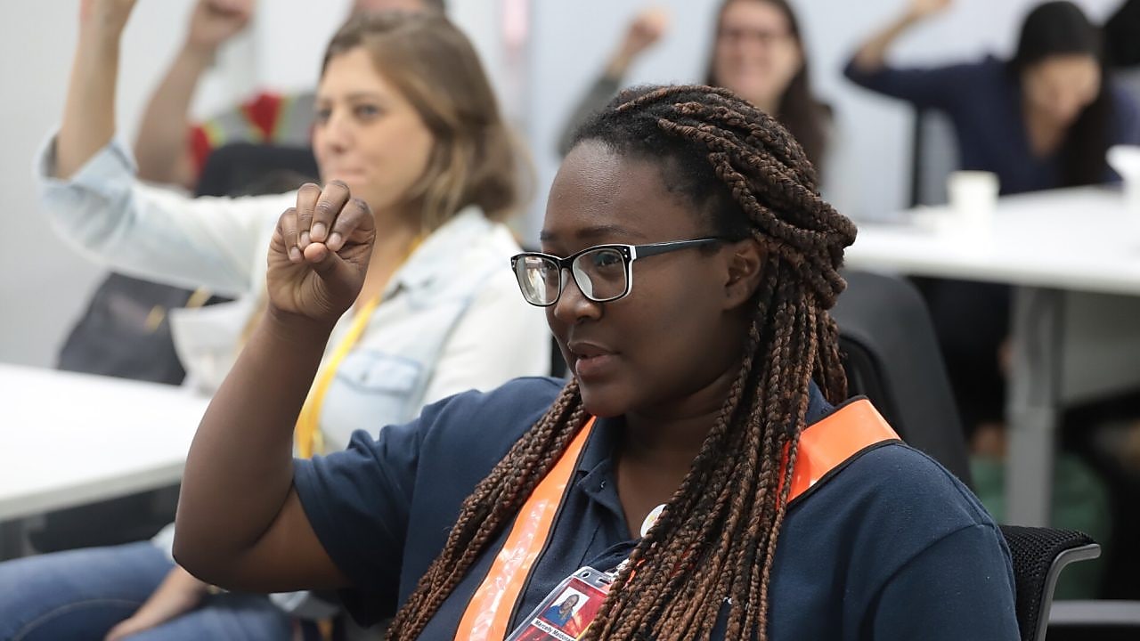 Participantes do primeiro treinamento de Libras da Shell Brasil fazem exercício com sinais
