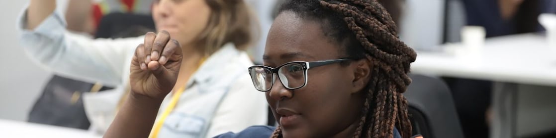 Participantes do primeiro treinamento de Libras da Shell Brasil fazem exercício com sinais