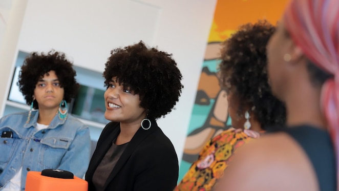 Em alguns planos diferentes, é possível ver diferentes mulheres negras conversando.