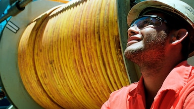 Funcionário Shell trabalhando em plataforma offshore