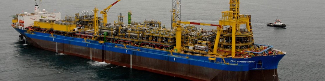 Navio com detalhes em amarelo navegando em alto mar.