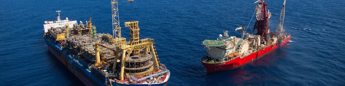 Dois navios nas cores amarela e vermelha em alto mar