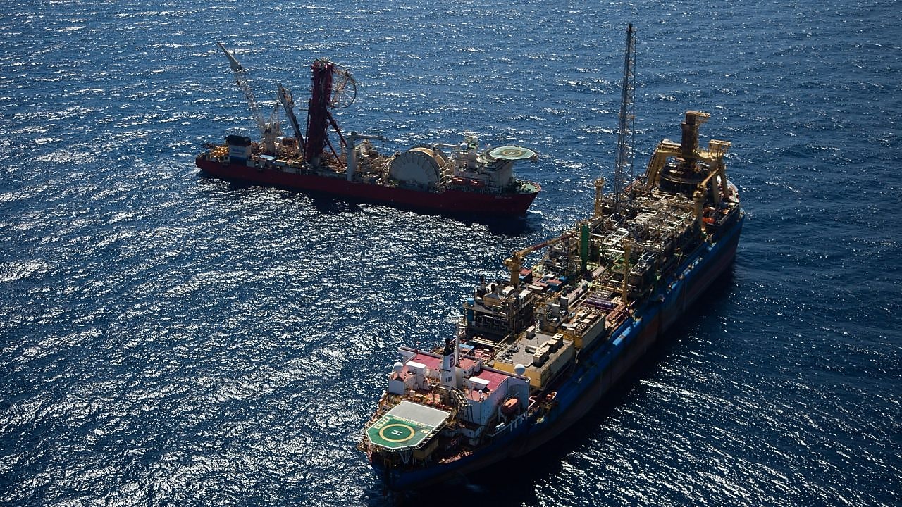 Dois navios vistos de cima, navegando em alto mar.