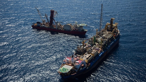 Dois navios vistos de cima, navegando em alto mar.