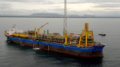 Navio com detalhes em amarelo navegando em alto mar.