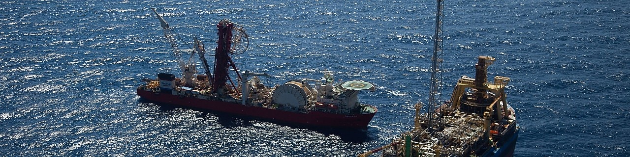 Dois navios vistos de cima, navegando em alto mar.