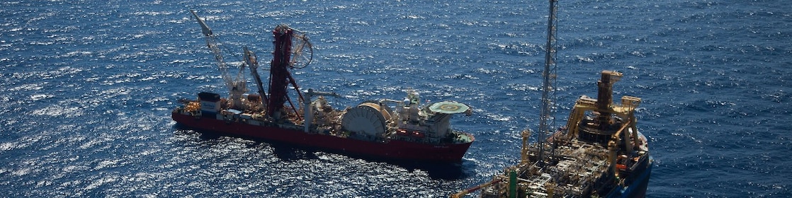 Dois navios vistos de cima, navegando em alto mar.