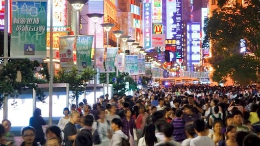 Multidão de pedestres em centro urbano