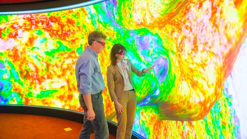 Funcionários Shell analisam painel colorido