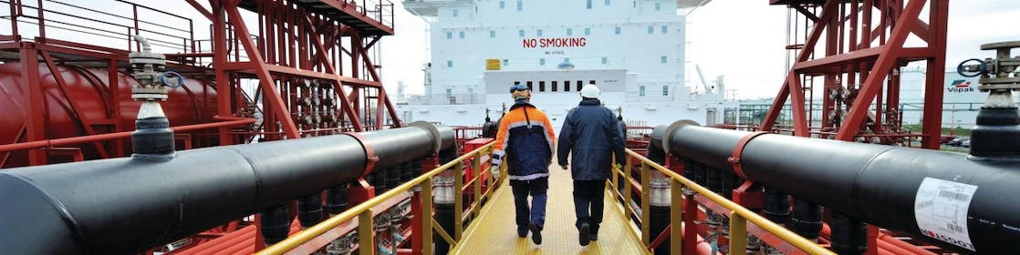 Funcionários da Shell caminham em refinaria de petróleo