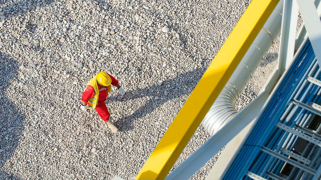 Funcionário Shell trabalhando em plataforma offshore