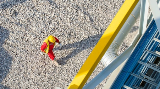 Funcionário Shell trabalhando em plataforma offshore