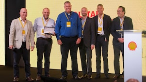 Os representante da Solstad Offshore ASA recebem o reconhecimento especial durante o Prêmio Shell de Liderança em Segurança 2019.