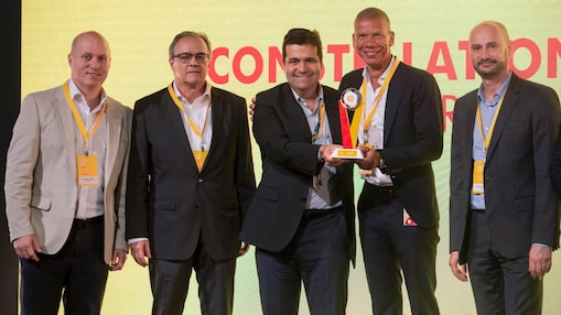 Na foto vemos o representante da empresa Constellation, vencedora do Prêmio Shell de Liderança em Segurança 2019, durante a entrega do prêmio.