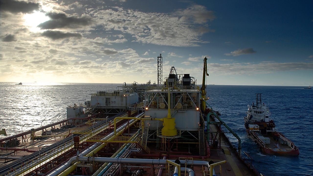 Funcionário Shell trabalha em plataforma offshore