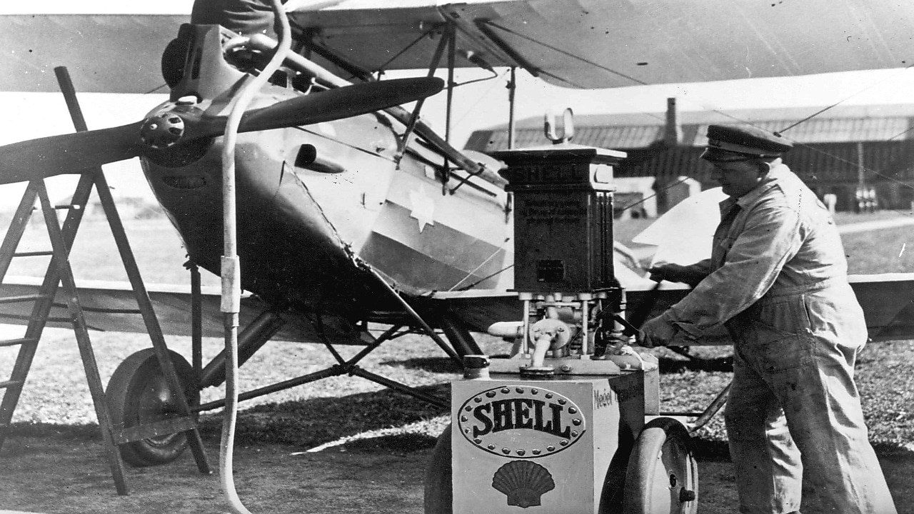 Na imagem, os preparativos para o primeiro voo comercial da Shell.