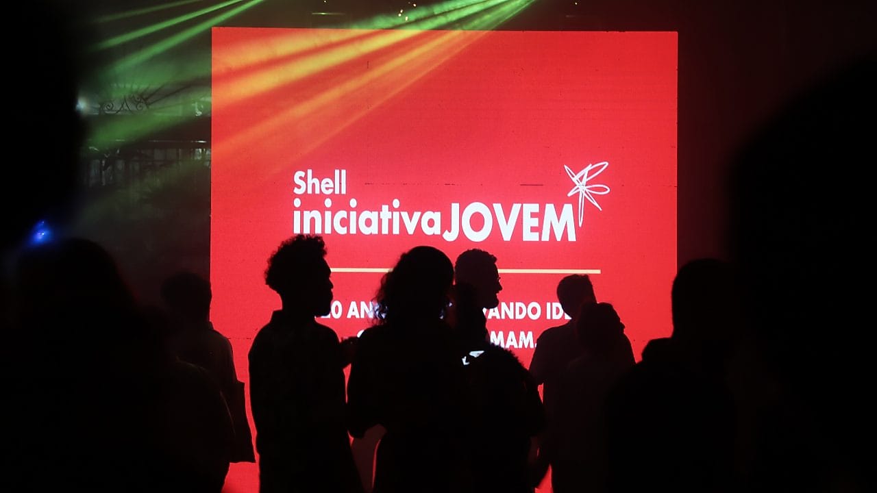 Na imagem, vemos Shell Iniciativa Jovem.