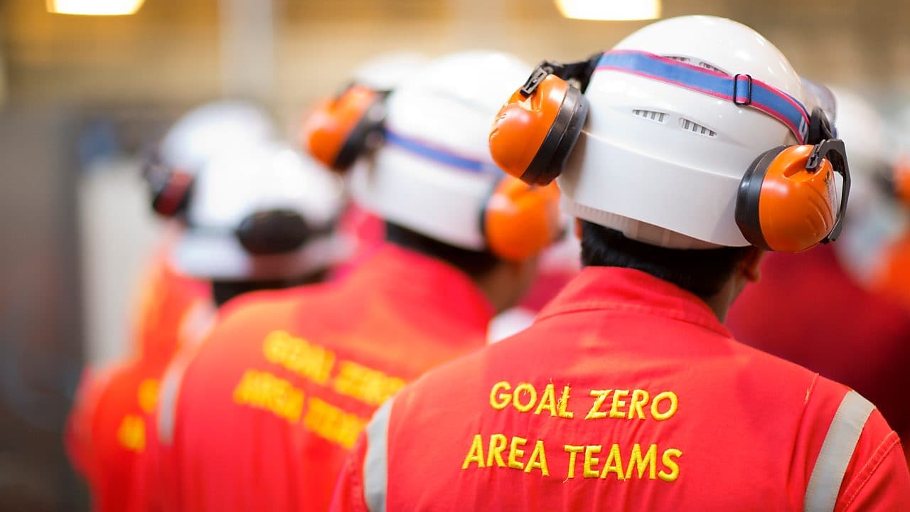 Na imagem, vemos o uniforme de operários Shell com os dizeres "Goal Zero"