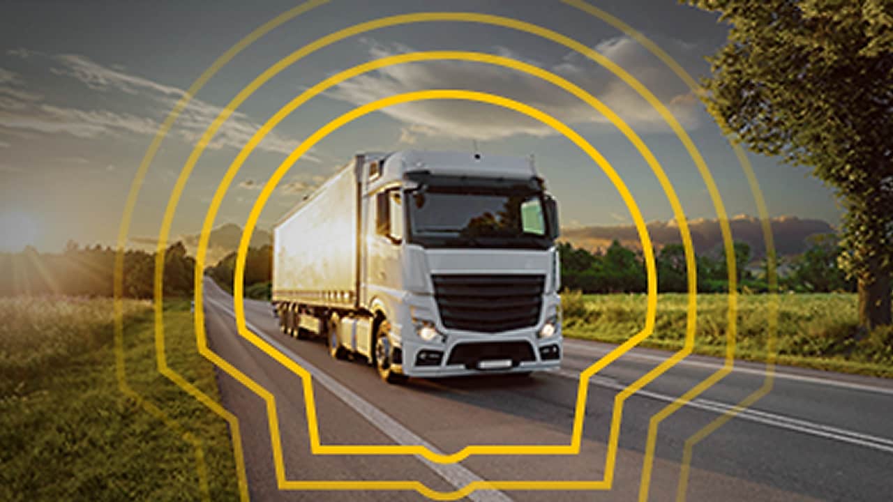 Foto de um caminhão na estrada com conchas da Shell aplicada