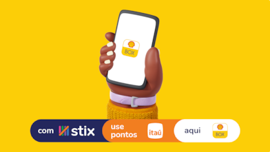 Emoji de mão segurando celular, com logo de Shell Box na tela, e texto e logos de stix, Itaú e Shell Box formando a frase: com stix use pontos Itaú aqui, no Shell Box