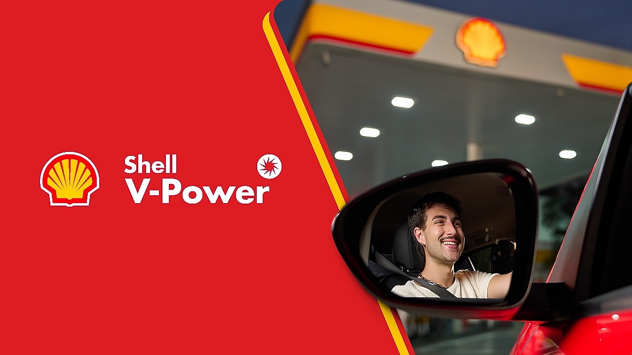 Imagem com foto de homem dentro de carro à direita e logo de Shell V-Power à direita