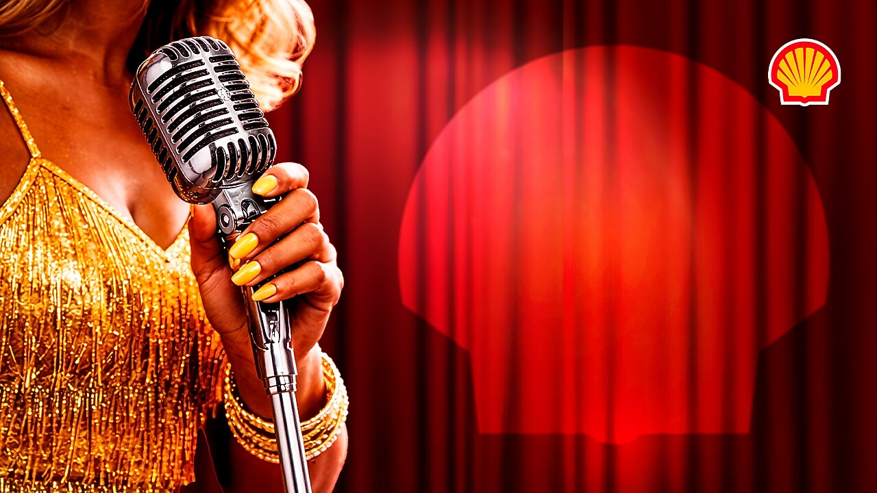 Arte com mão de cantora segurando microfone à frente de cortina vermelha com foco de luz no formato da concha da Shell e logo da Shell aplicado