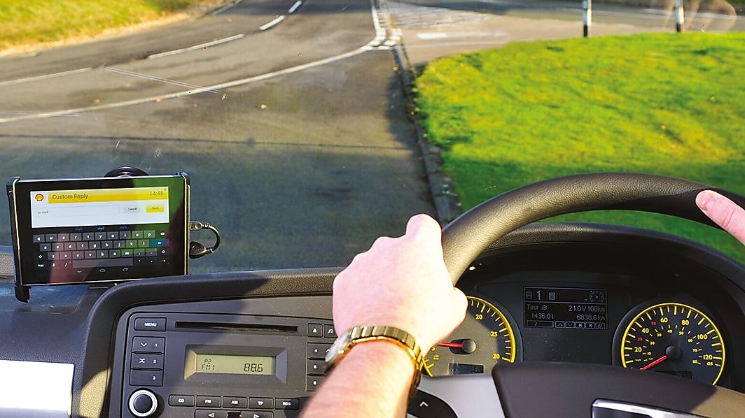 Funcionário da Shell caminha numa plataforma de petróleo