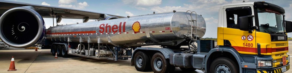 Caminhão de abastecimento da Shell em frente a um avião