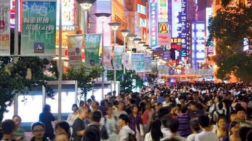 Multidão de pedestres em centro urbano