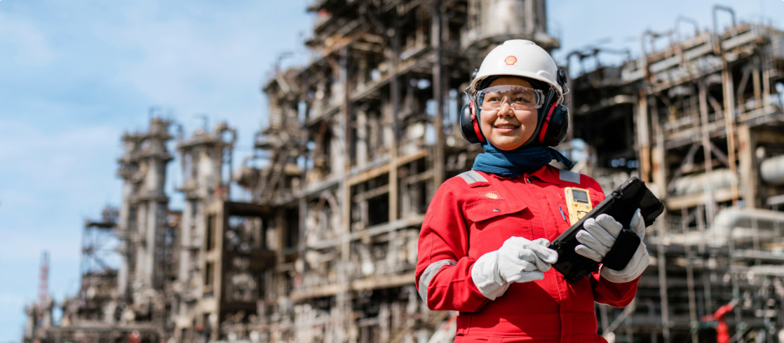 Mulher com equipamentos de segurança em uma unidade de produção de lubrificantes