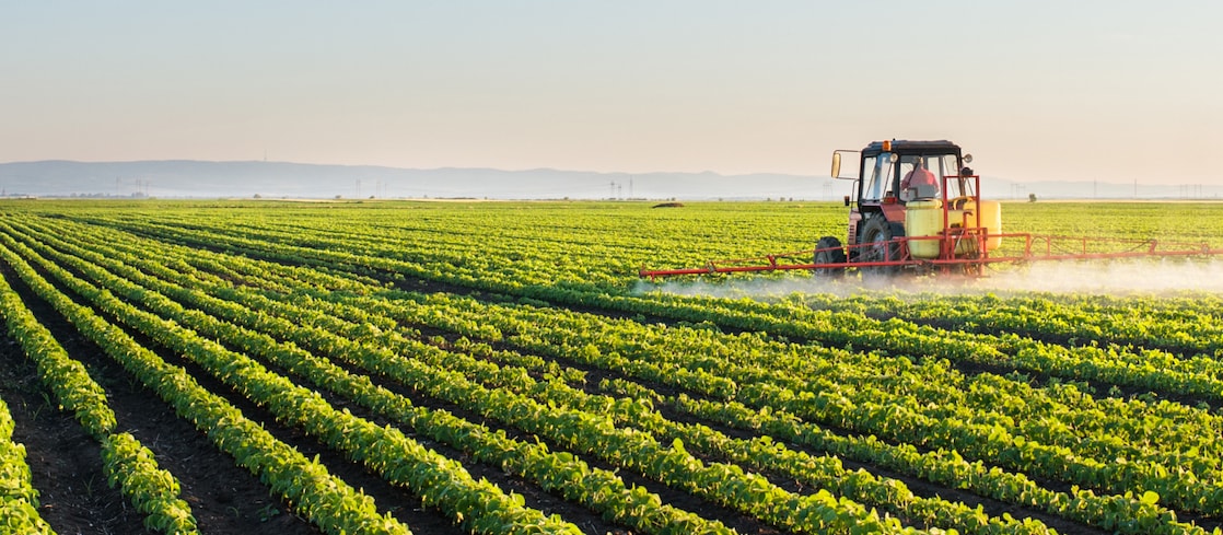 Campo de plantação com equipamento em uso