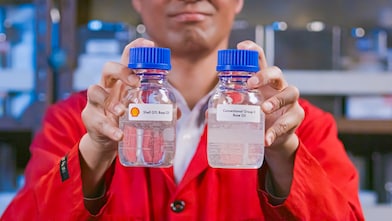 Pessoa mostrando o produto