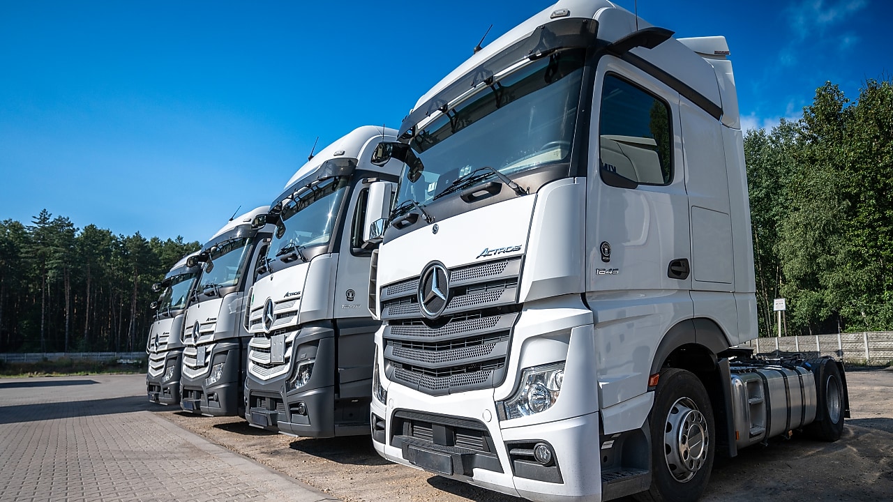 Caminhões estacionados lado a lado