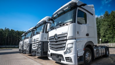 Caminhões estacionados lado a lado