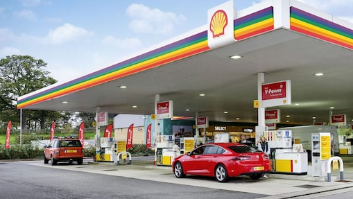 Estação Shell com a cabeceira colorida com as cores do arco-íris