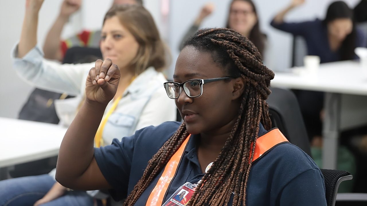 Participantes do primeiro treinamento de Libras da Shell Brasil fazem exercício com sinais