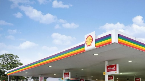 Estação Shell com a cabeceira colorida com as cores do arco-íris